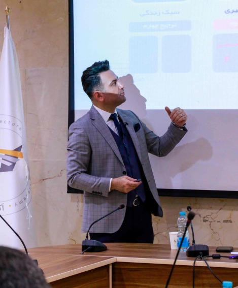 دکتر سعید سعیدی پور درحال تدریس در دوره آموزشی استادی معماری